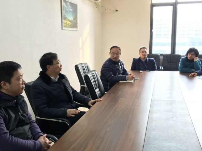 图3mg冰球突破豪华版网址姜斌院长和电气工程党支部党员们进行讨论和交流_副本.jpg